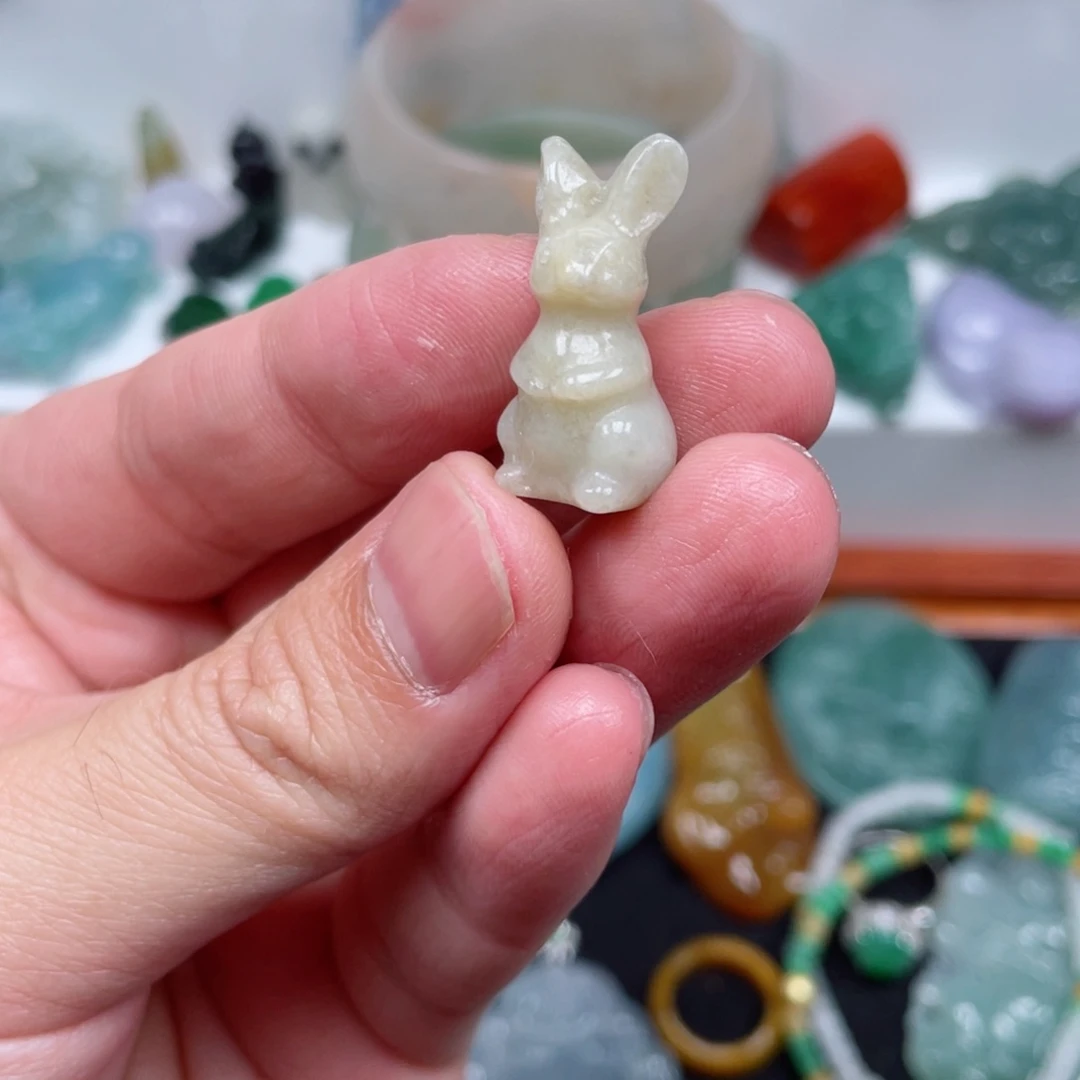 翡翠颈饰未镶嵌兔子
