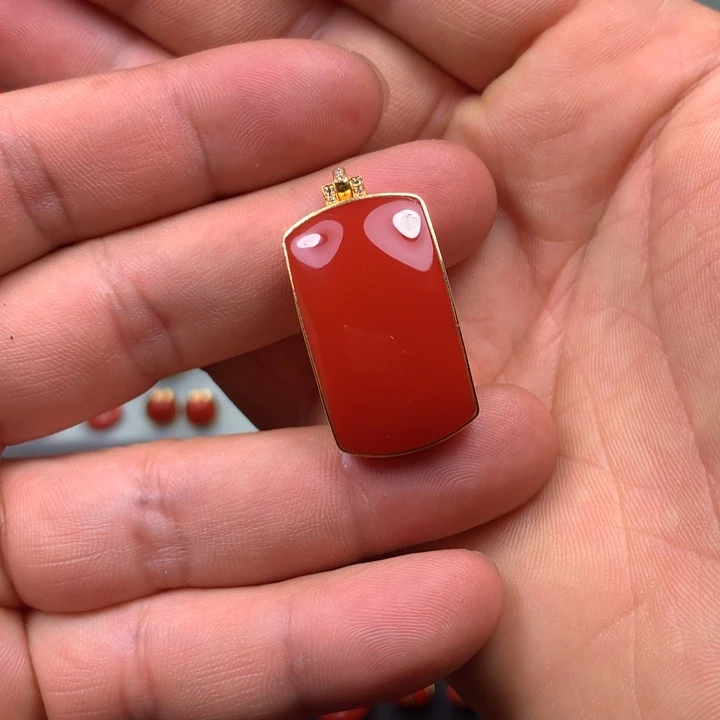 18K金镶嵌吊坠南红玛瑙