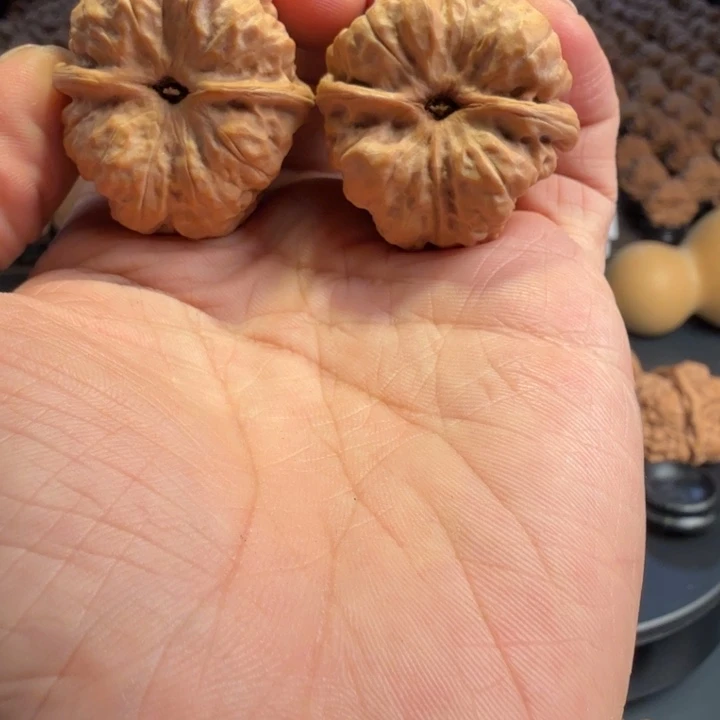 A***E文玩核桃把件蛤蟆的眼睛是真的好看啊