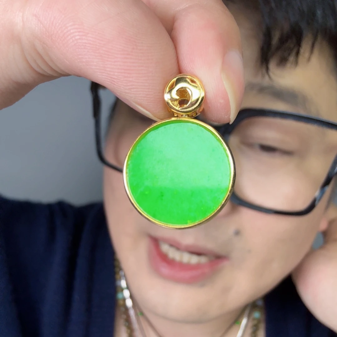 翡翠未镶嵌颈饰一件