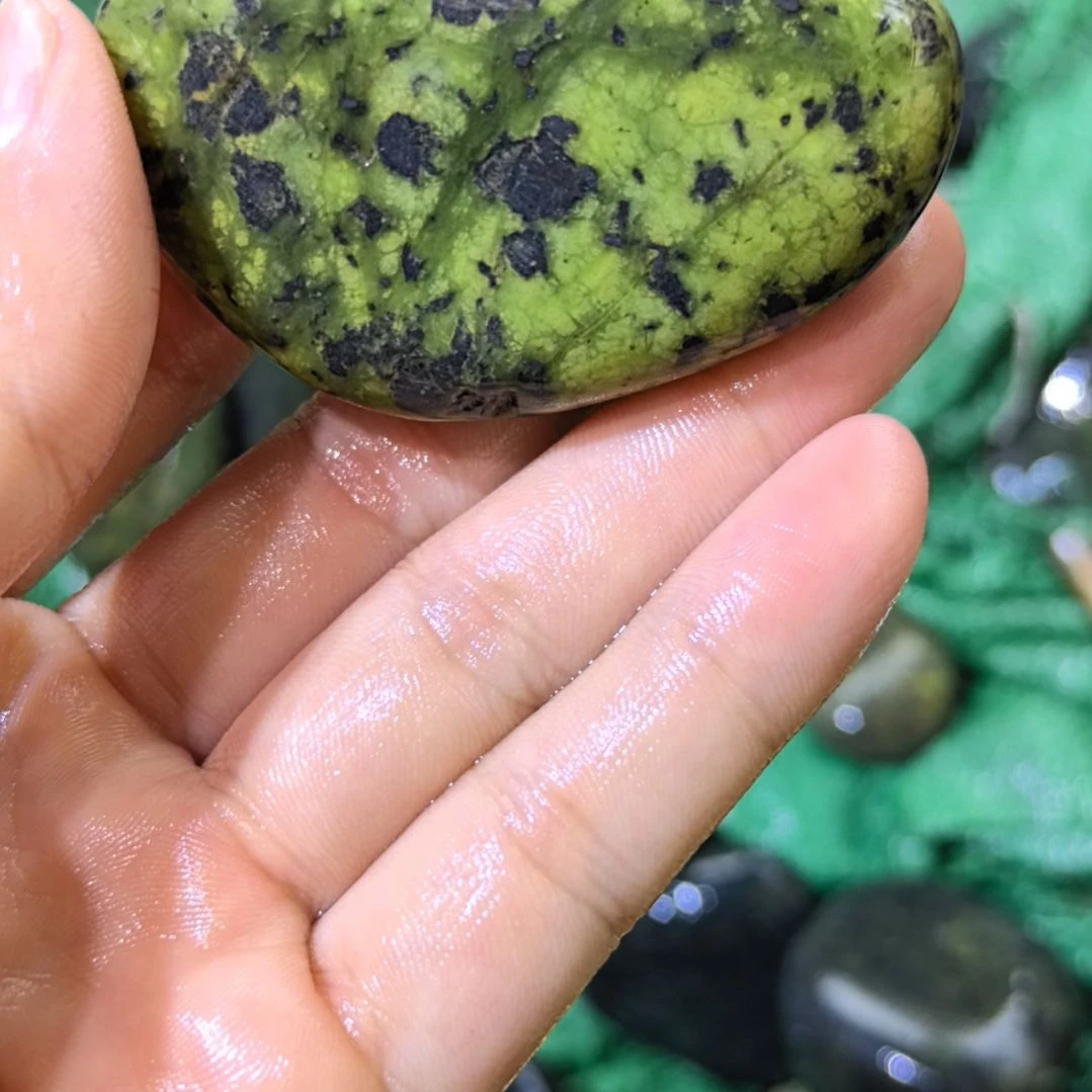 铭***卖有机玻璃藏玉药王石原石手把件一个