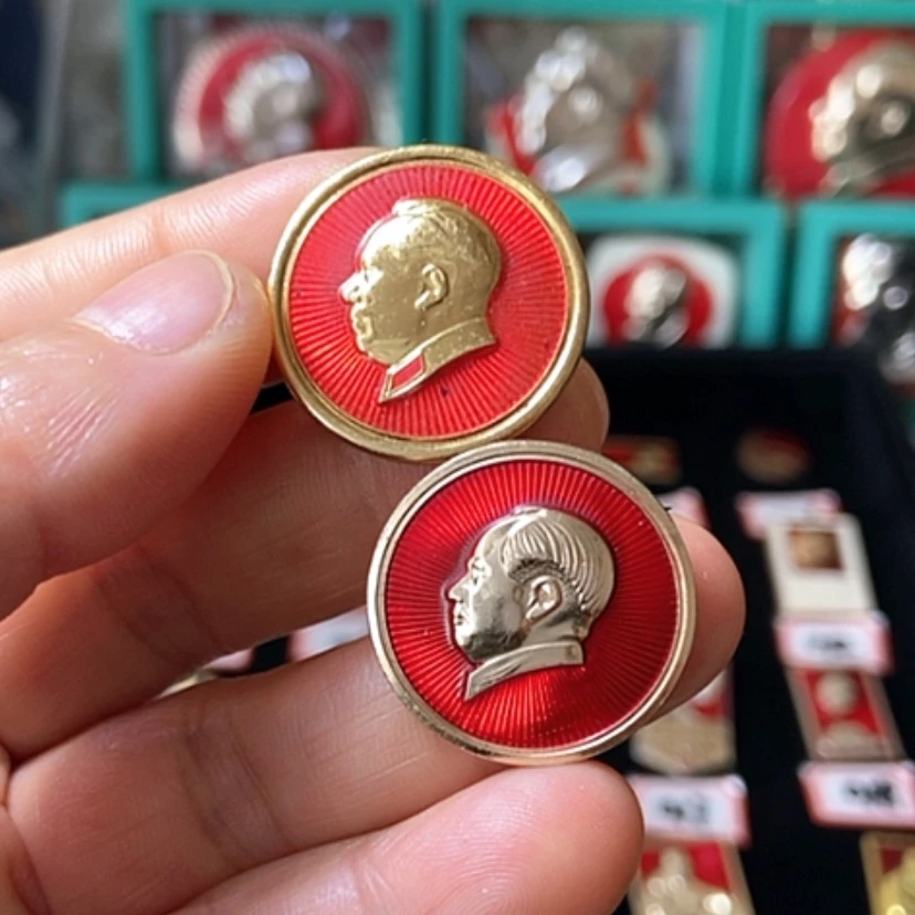 【闪购商品】铝3**8六七十年代的2枚章