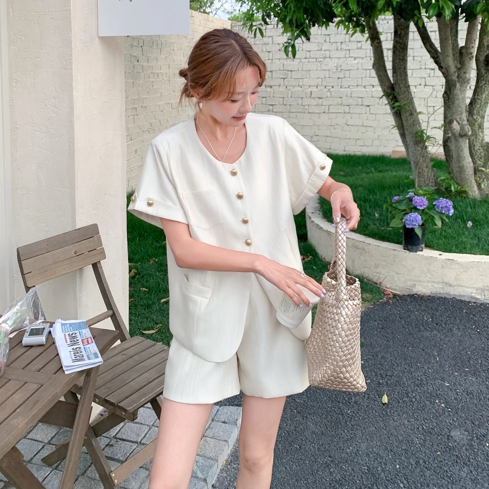 珠光白高级感套装裤女2025夏季新款松弛感清凉短袖上衣短裤两件套