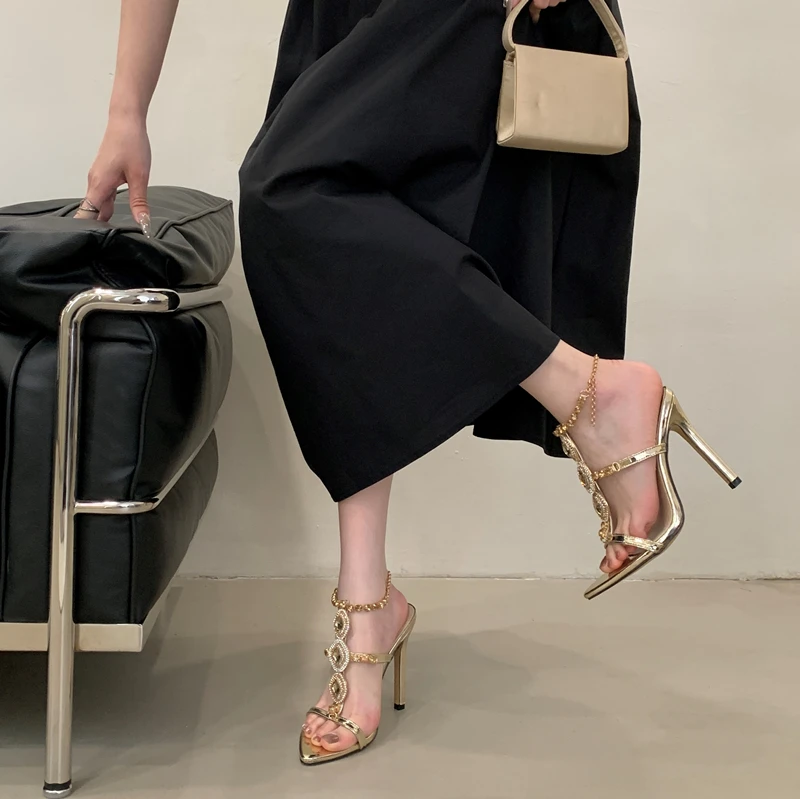 小番茄~一字带尖头链条金色超高跟鞋细跟时尚气质宴会水晶凉鞋女