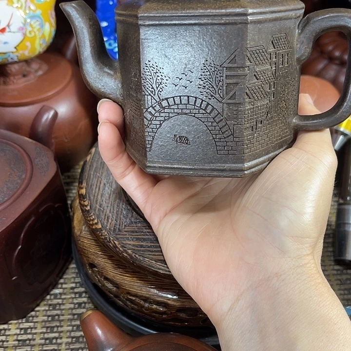 茶壶紫砂原矿泥料手工制作的一把紫砂壶。