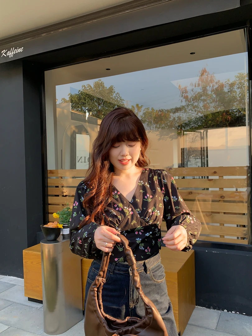 米米子“尾羽花间”黑色碎花镂空露背系带V领上衣显瘦春季新款上衣