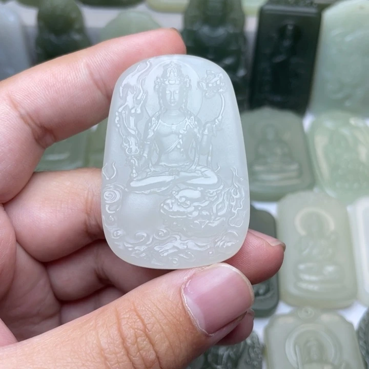 和田玉未镶嵌颈饰东***馆