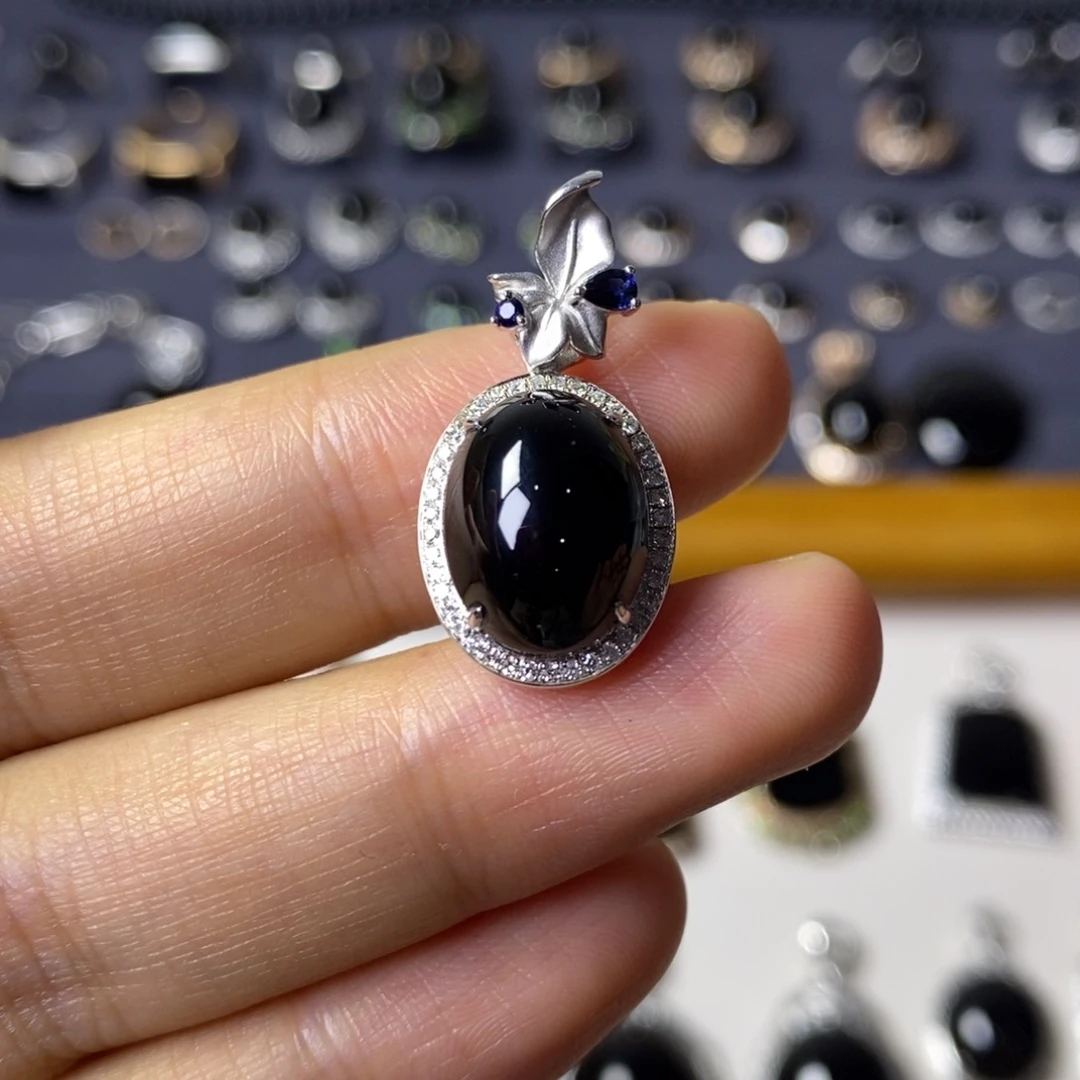 颈饰18K金镶嵌翡翠蛋面吊坠