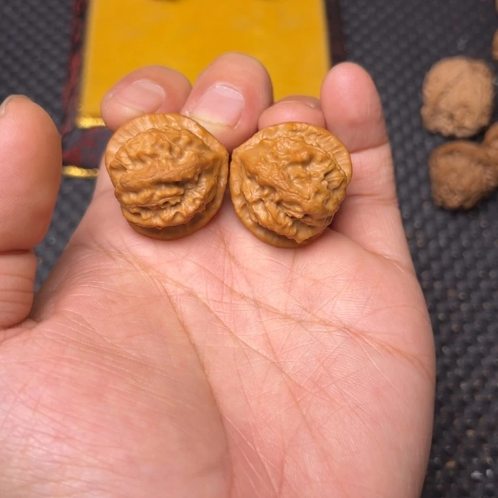 文玩核桃吊坠蝴蝶