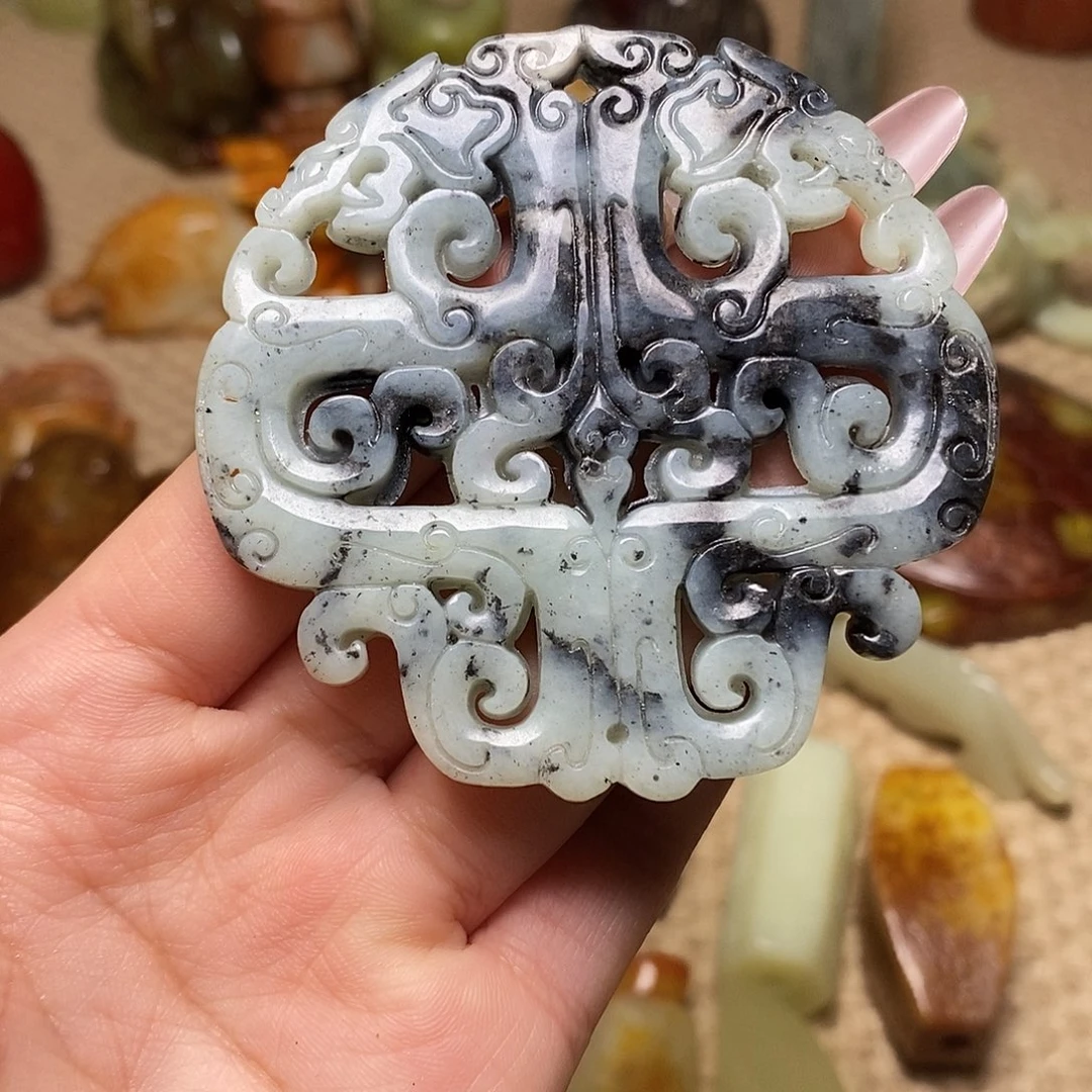 蛇纹石玉足铂镶嵌颈饰