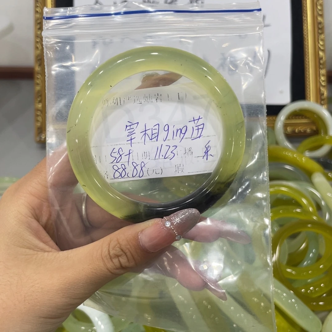 未镶嵌蛇纹石玉颈饰宰****苗