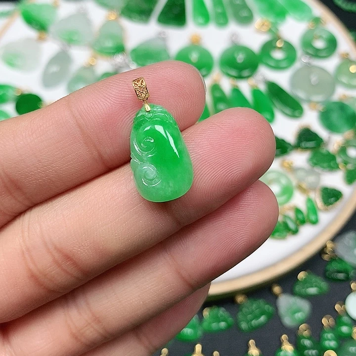 一***云翡翠18K金镶嵌颈饰飘阳绿小如意