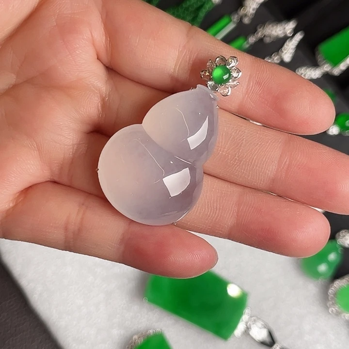 翡翠18K金镶嵌颈饰吊坠