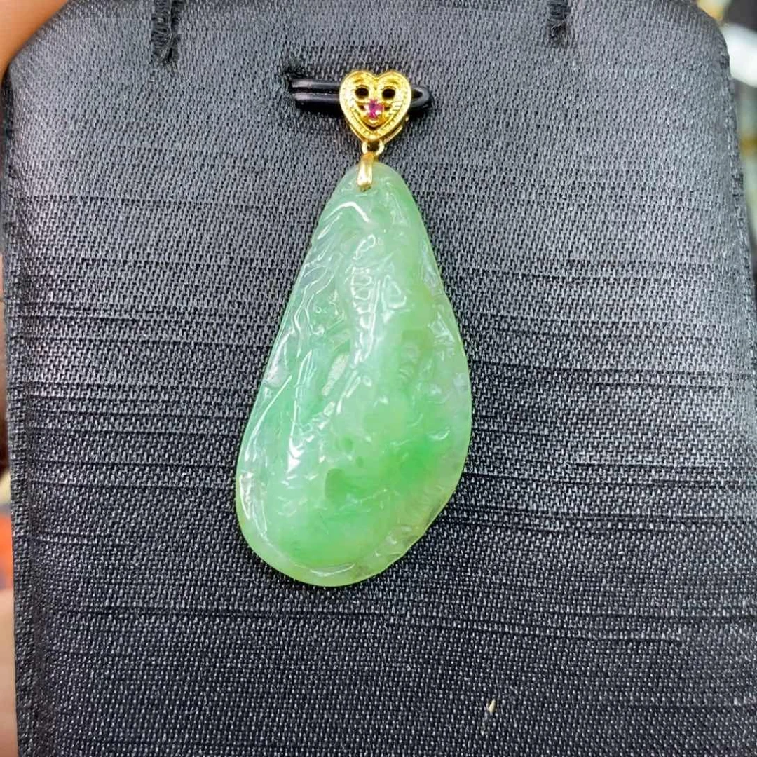 颈饰18K金镶嵌翡翠吊坠