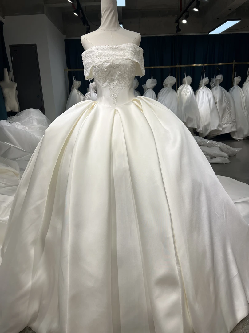 2025年新款缎面一字肩婚礼拖尾婚纱，户外婚礼，酒店婚礼均可