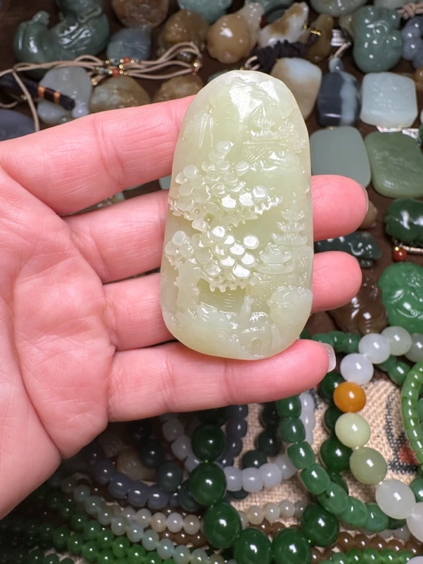 和田玉黄口山水吊坠