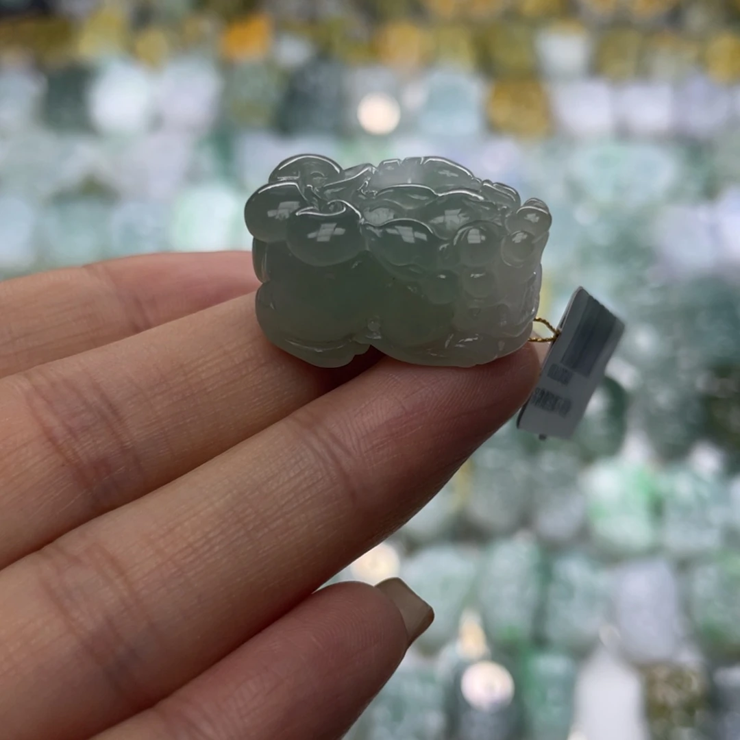 翡翠未镶嵌颈饰貔貅