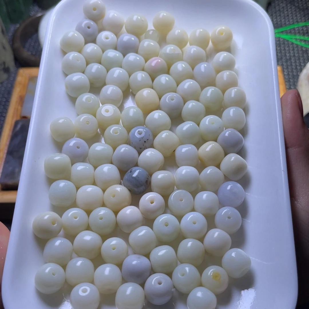 未镶嵌和田玉珠宝半成品有瑕