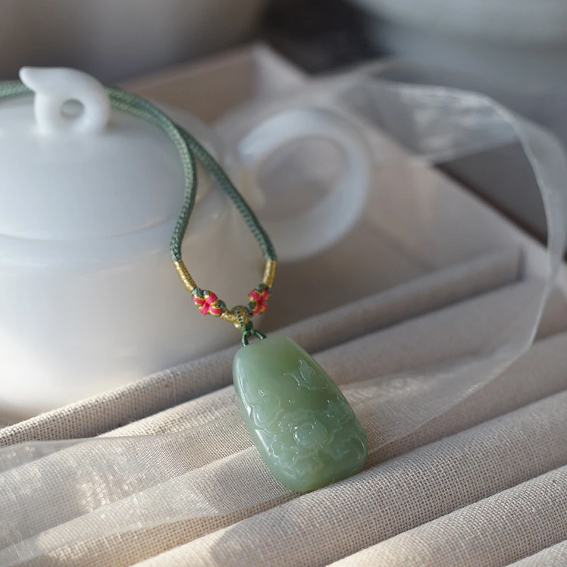 新疆和田玉且末蓝蝶恋花手工精雕无事牌吊坠