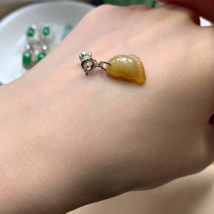 翡翠银S925镶嵌颈饰知足常乐