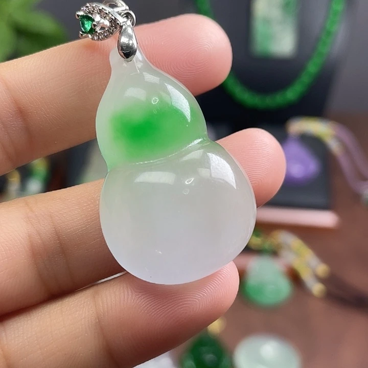 翡翠未镶嵌吊坠(赠链)