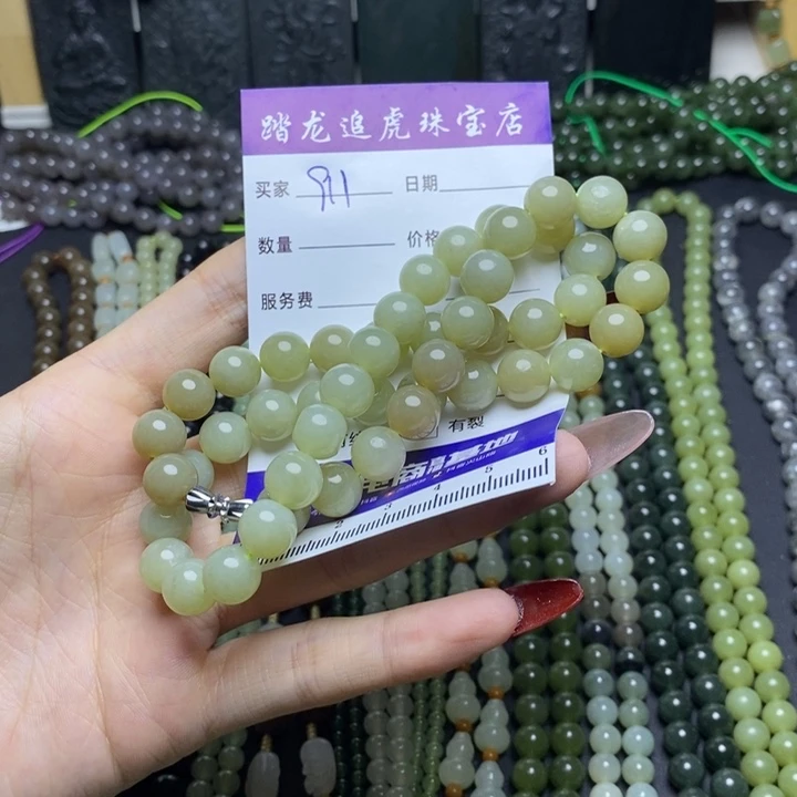 和田玉未镶嵌颈饰小**人