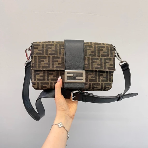95新 FENDI/芬迪 法棍斜挎单肩包051704