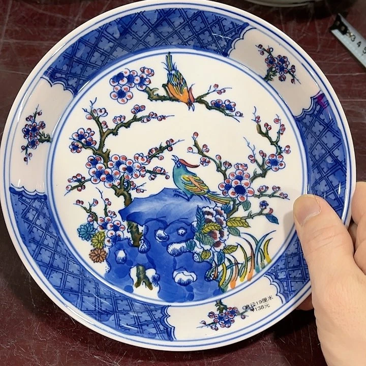 瓷片//////直径19厘米。红。