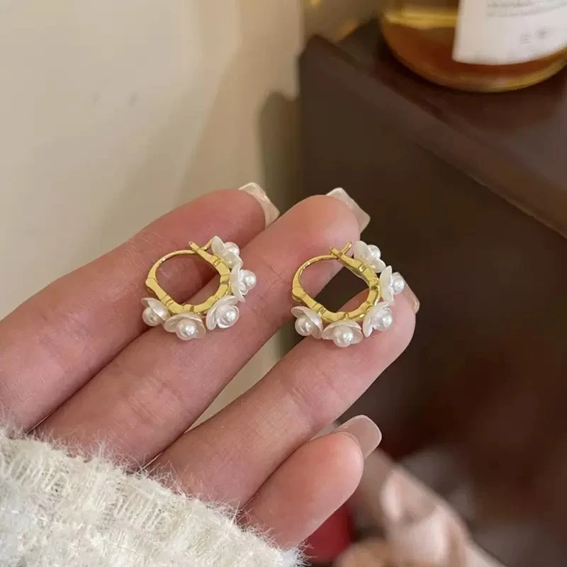 合金仿珍珠耳饰 复古轻奢花朵耳扣百搭小众气质时尚白色耳环耳圈