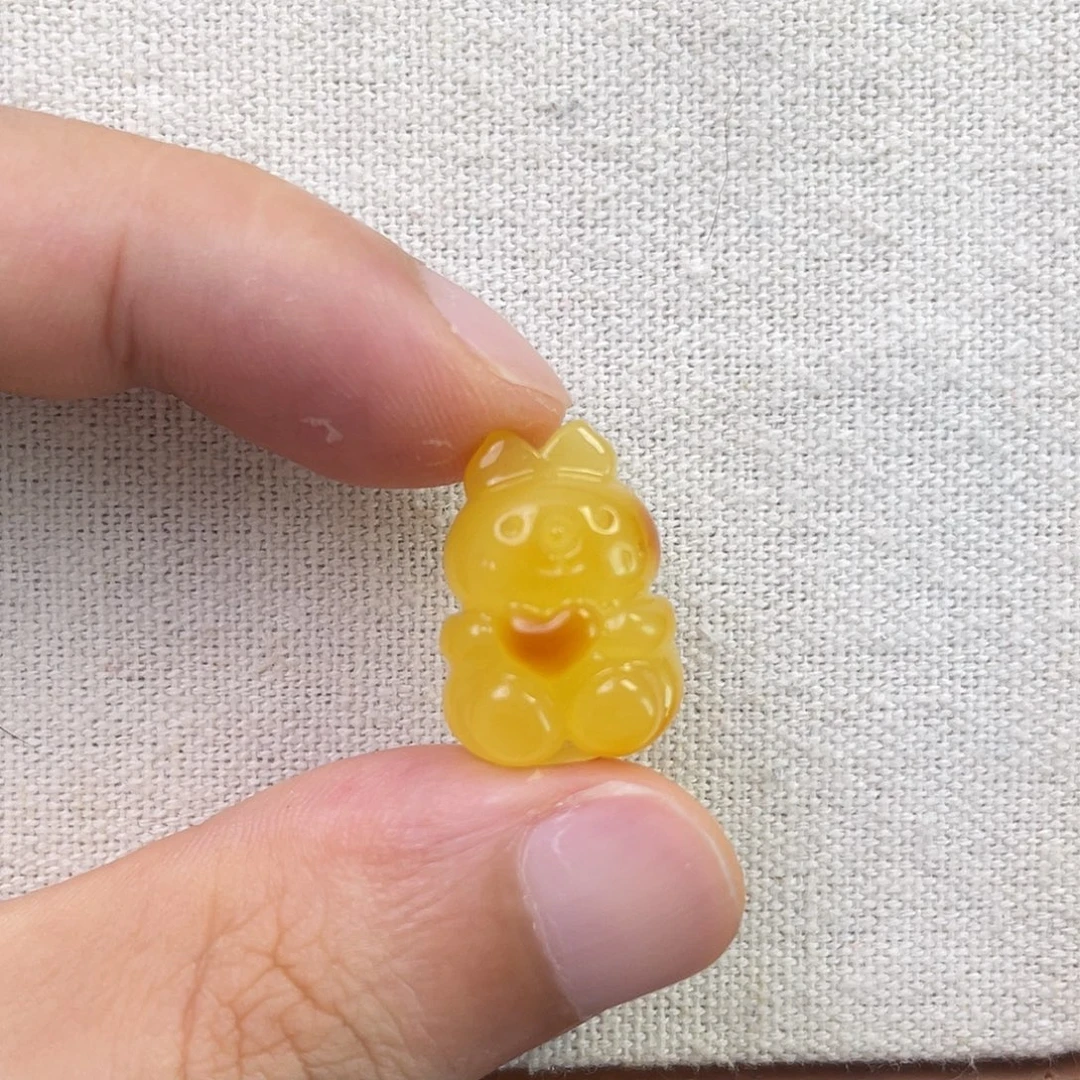 裸石琥珀未镶嵌爱心小兔子