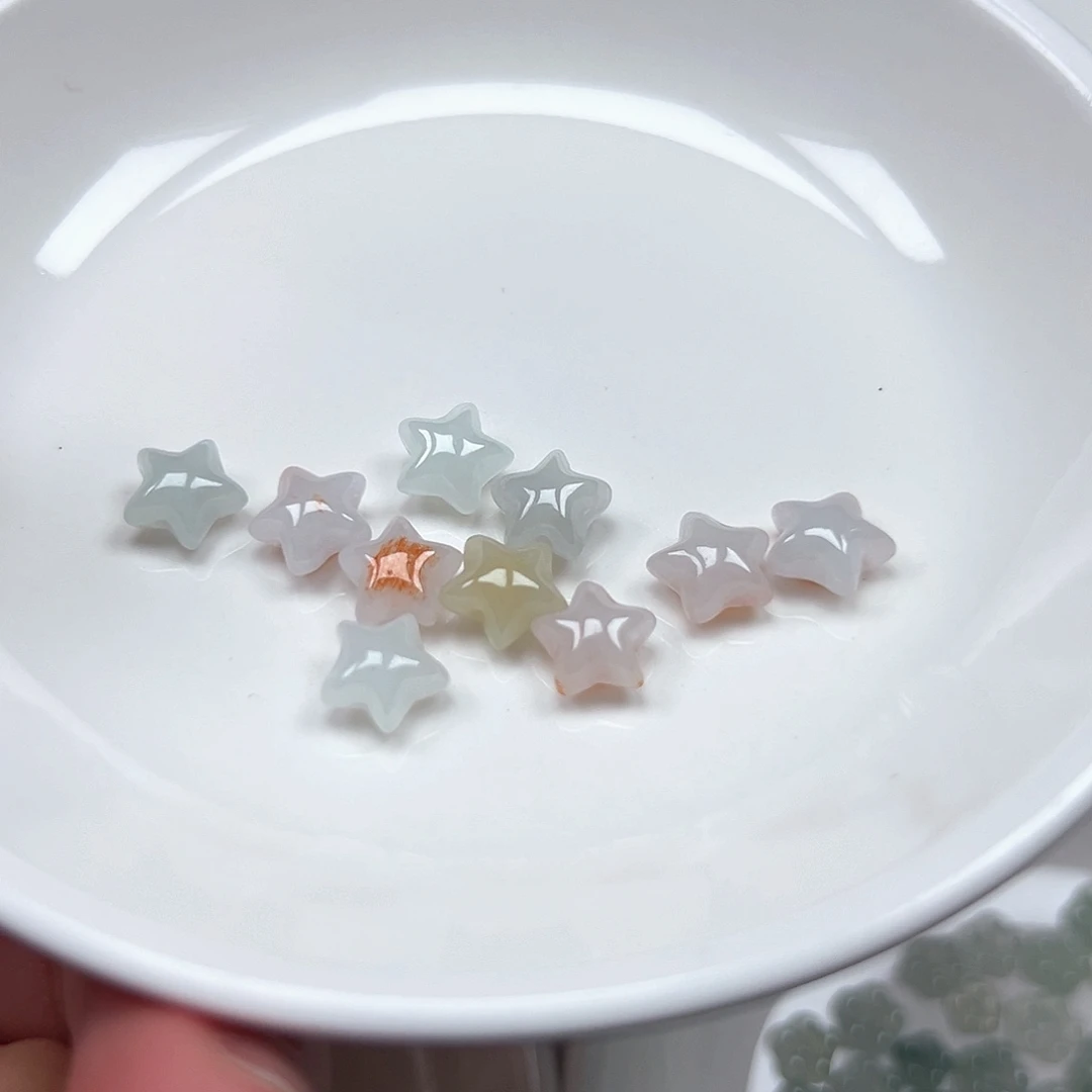 翡翠未镶嵌手链十个在里面，星星通孔的