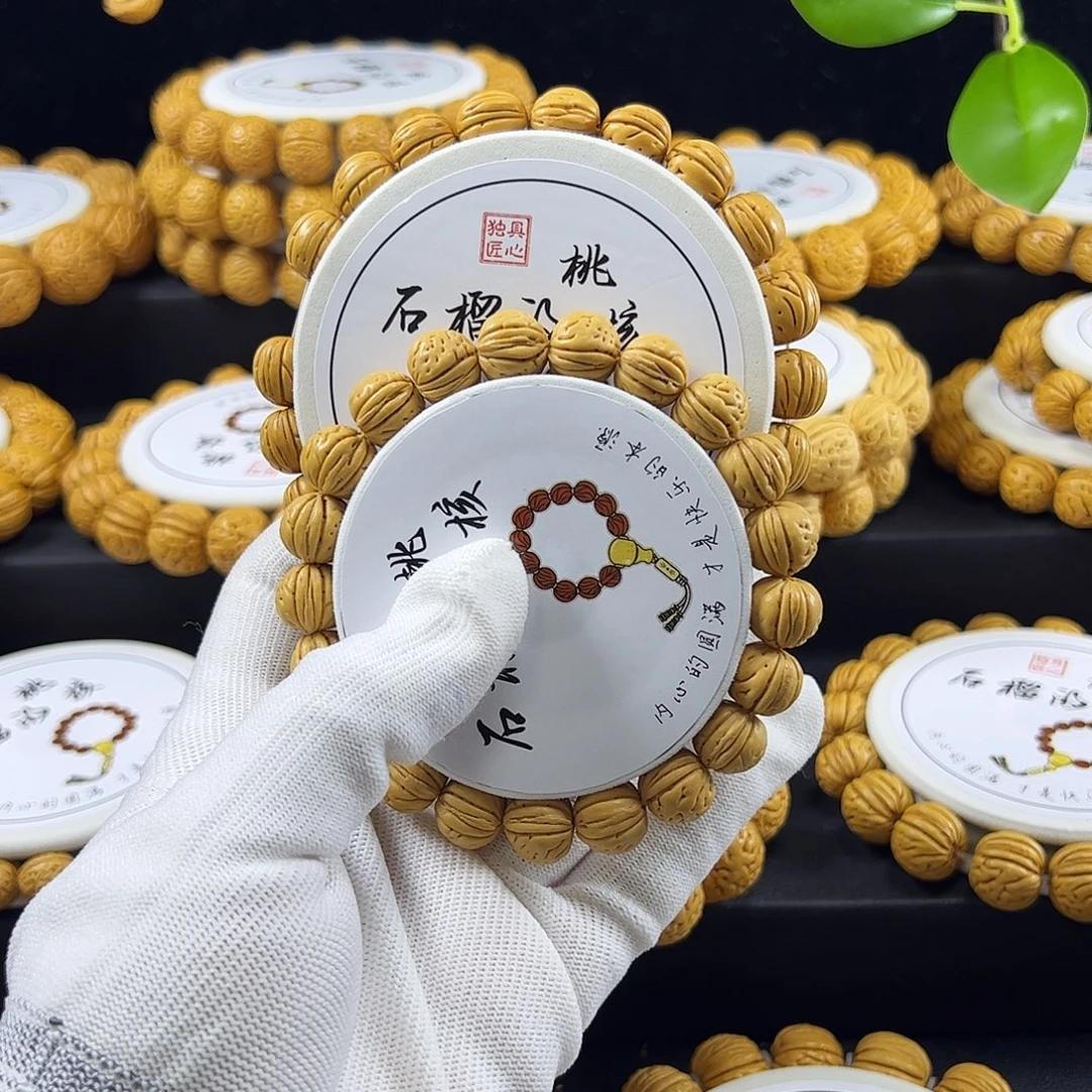 ****步桃核手串两个桃核手串