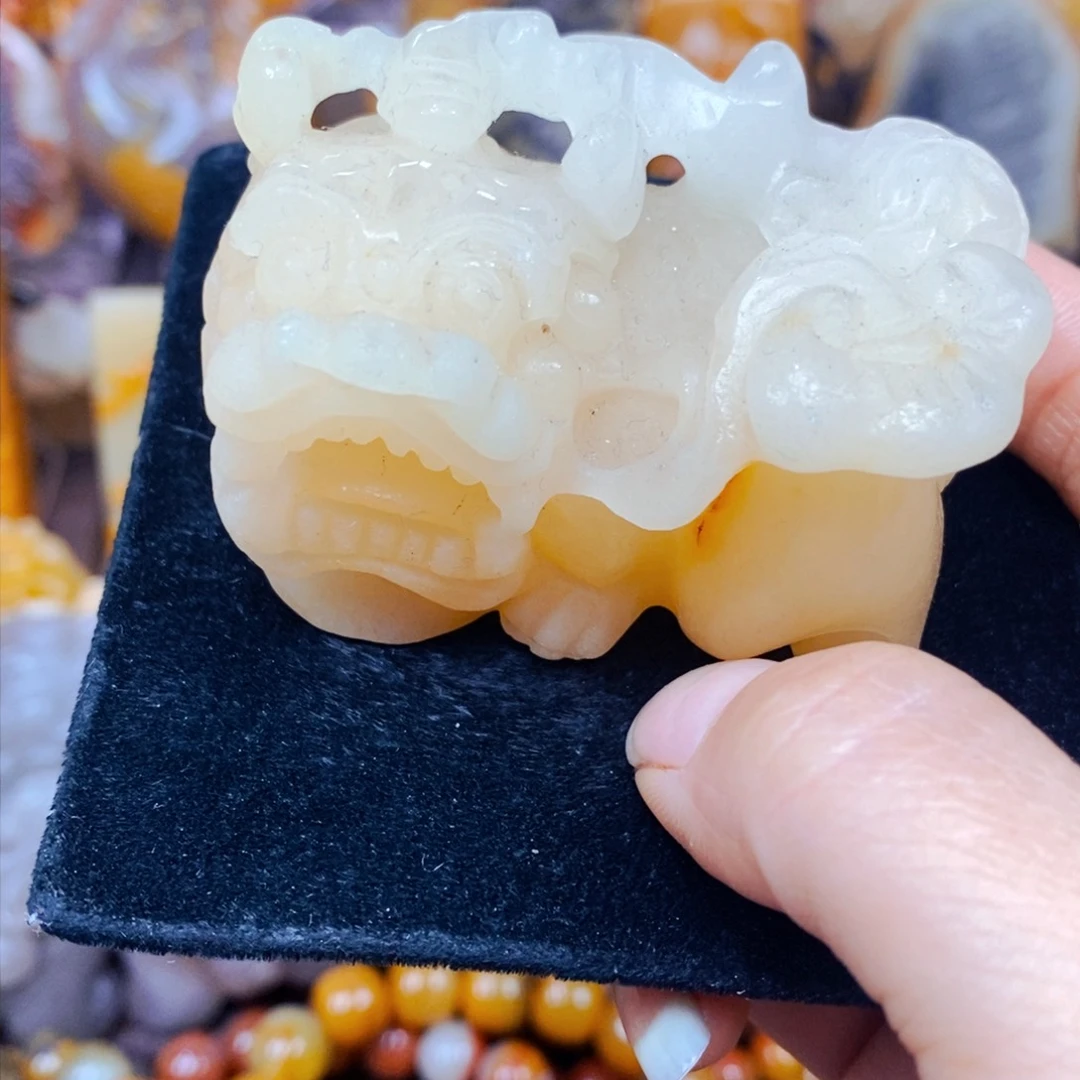 未镶嵌石英质玉（黄龙玉）颈饰