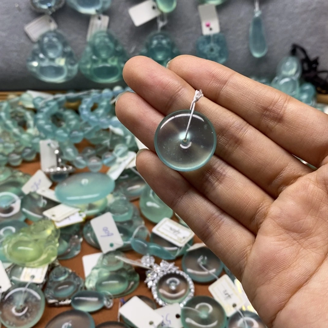 晴***娃蛇纹石玉未镶嵌颈饰