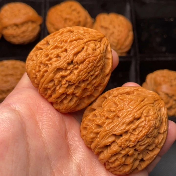 文玩核桃把件秦岭野生文玩核桃