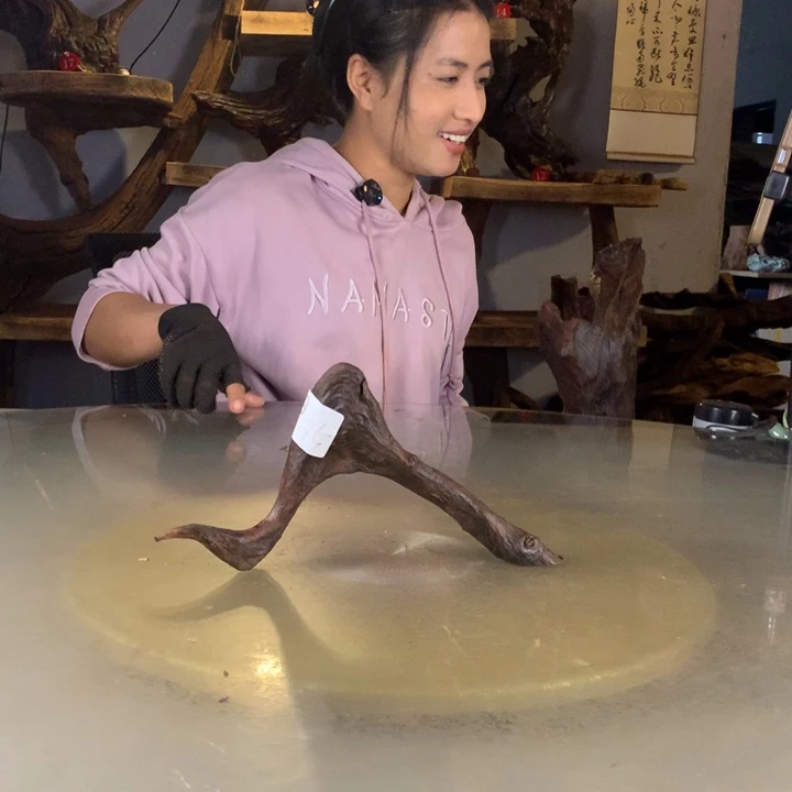蜻***摘天然的云南紫柚木会黄水