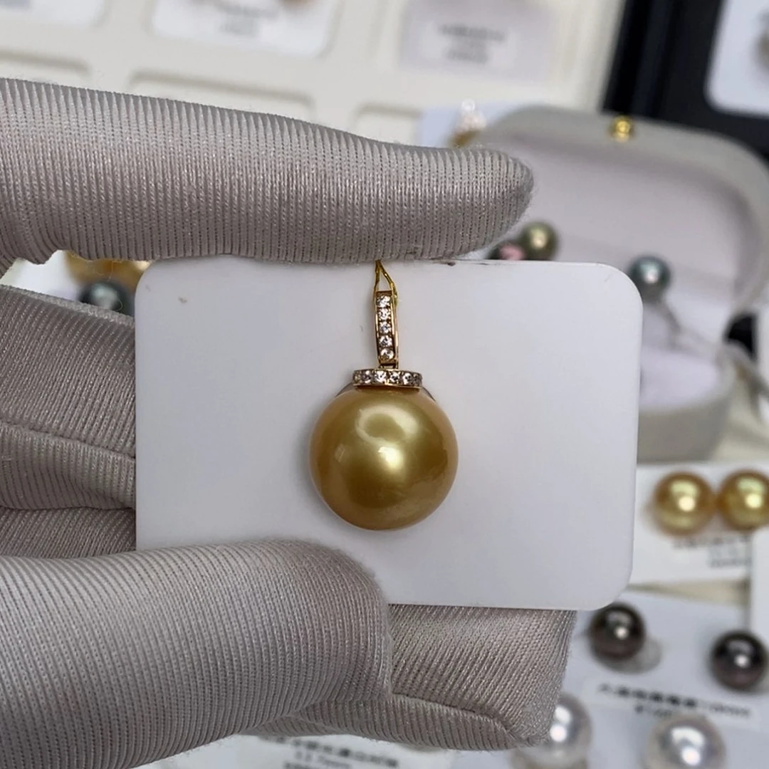 18K金镶嵌海水珍珠颈饰