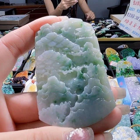 翡翠未镶嵌颈饰一个