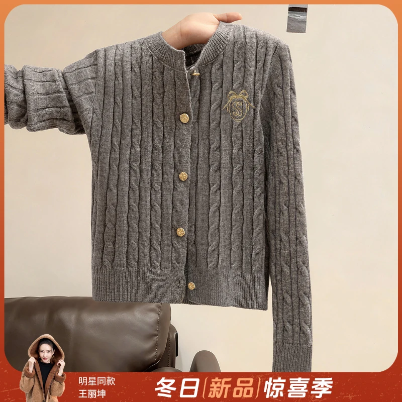 丝柏舍2025冬装新款女装时尚修身圆领单排扣长袖针织衫S53X7690Z