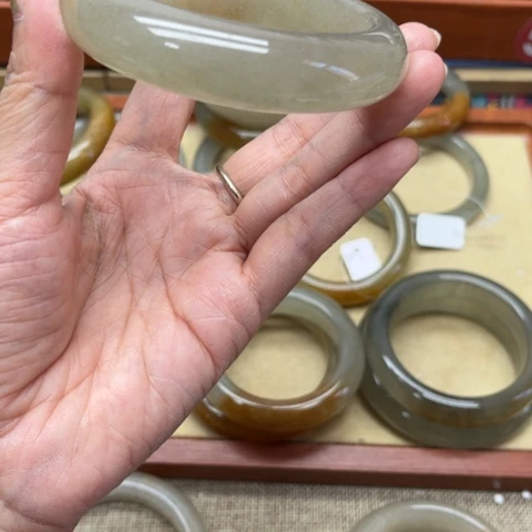石英质玉手镯未镶嵌