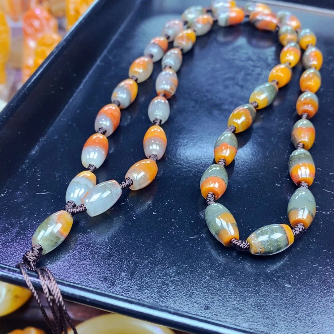 未镶嵌石英质玉（黄龙玉）颈饰