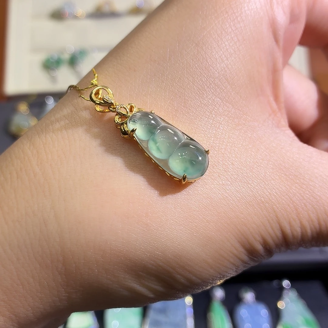 翡翠18K金镶嵌颈饰