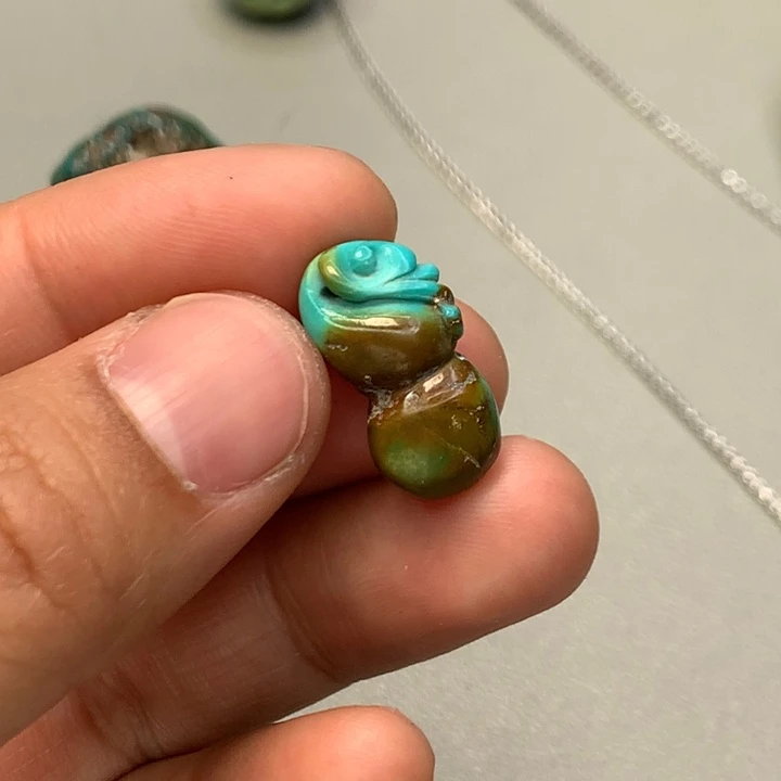 绿松石未镶嵌颈饰