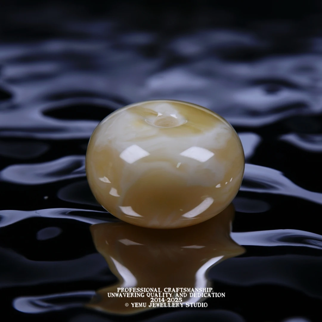 一物一拍 直径23厚15毫米浓白蜡妖花甜甜圈 天然俄料琥珀蜜蜡