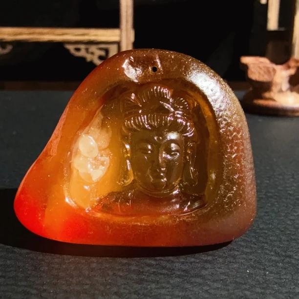 【伟伟鉴定】天然蜜蜡 留皮原石洞雕 观音吊坠 36×45×22 红皮金绞蜜