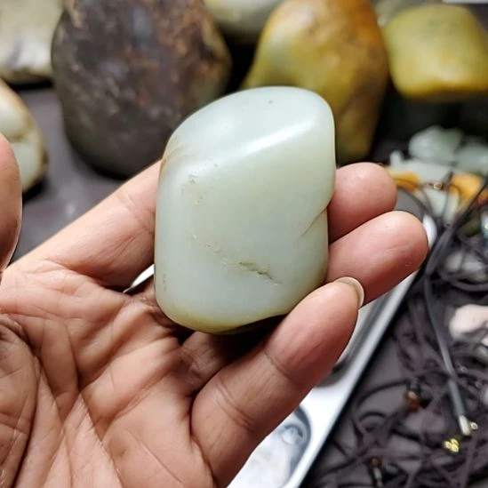 和田玉未镶嵌把件