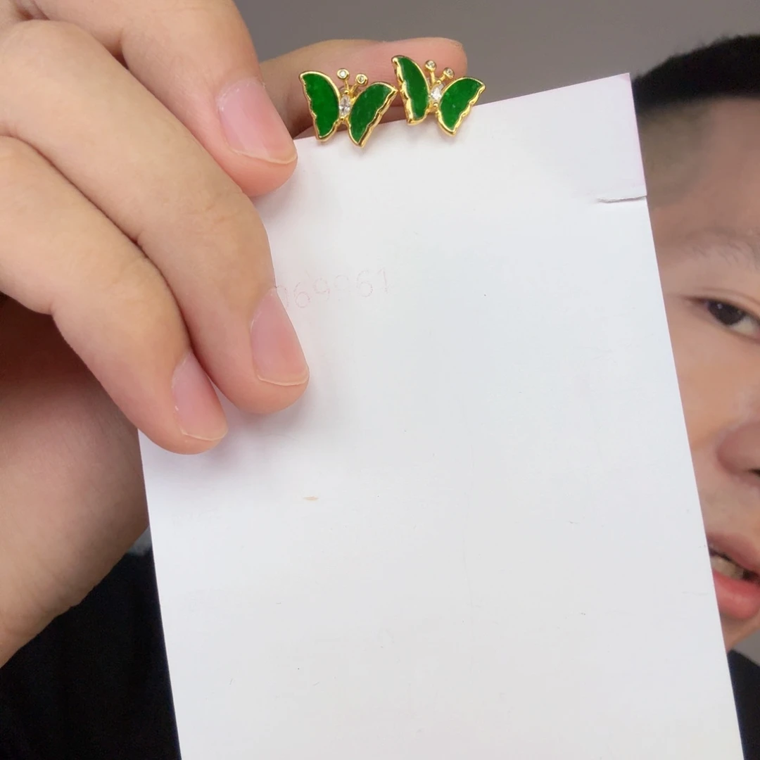 翡翠未镶嵌颈饰一对