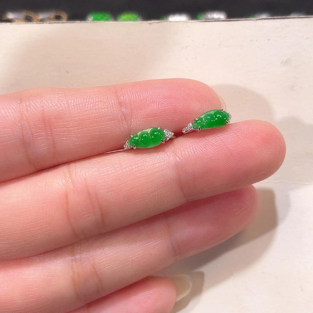 翡翠18K金镶嵌耳饰南非钻