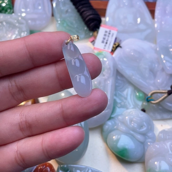 翡翠未镶嵌颈饰豆