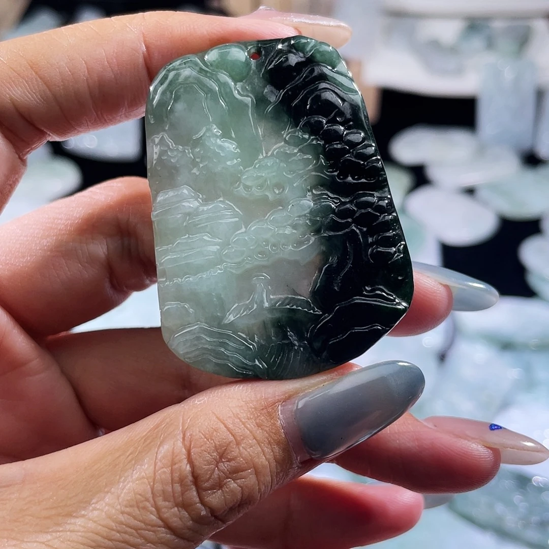 翡翠未镶嵌颈饰山水